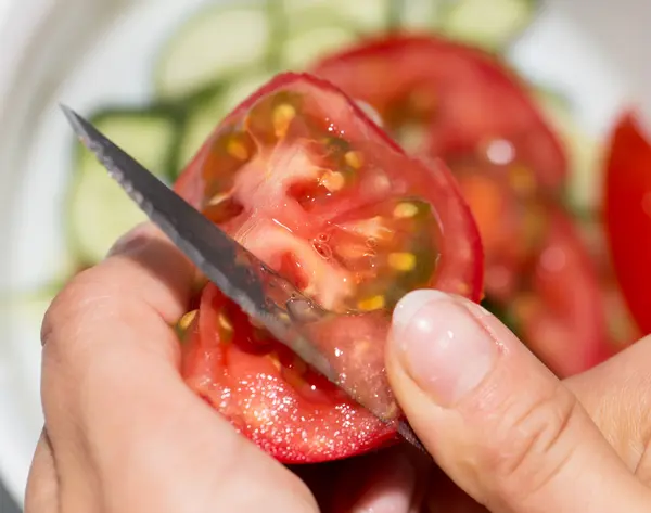 Cortar los tomates en el plato — Foto de Stock