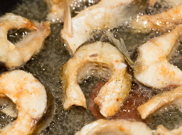 El pescado se fríe en una sartén —  Fotos de Stock