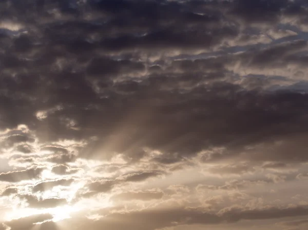 Hemel met wolken bij dageraad zon — Stockfoto