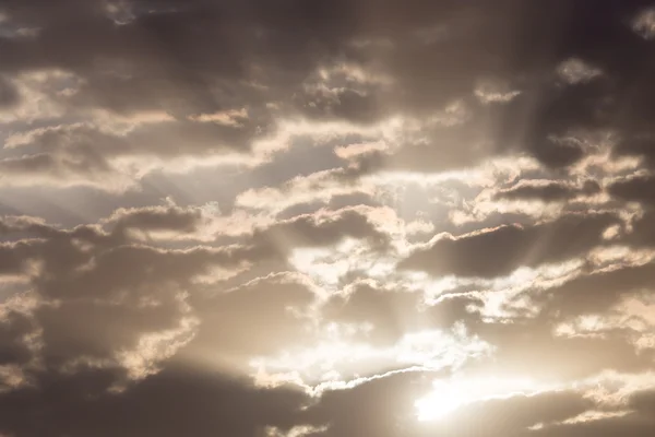 Hemel met wolken bij dageraad zon — Stockfoto