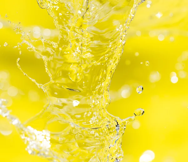 Postříkáním vodou na žlutém podkladu — Stock fotografie