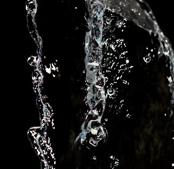 Rocía agua sobre un fondo negro —  Fotos de Stock