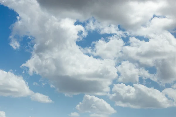 Beaux nuages sur un ciel bleu — Photo