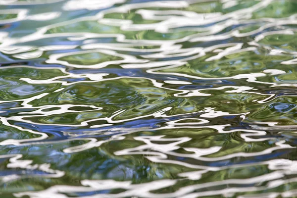 Abstract gekleurde oppervlak van het water — Stockfoto