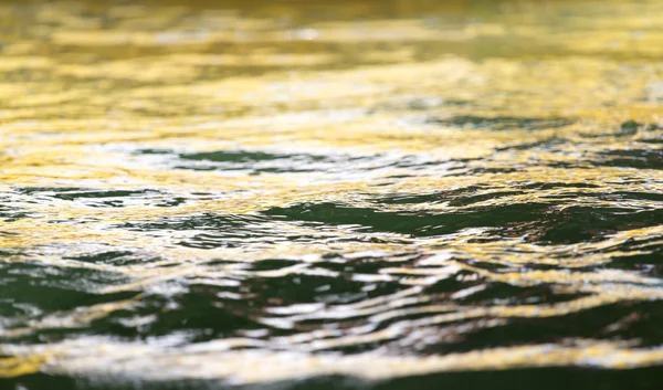 Streszczenie kolorowej powierzchni wody — Zdjęcie stockowe