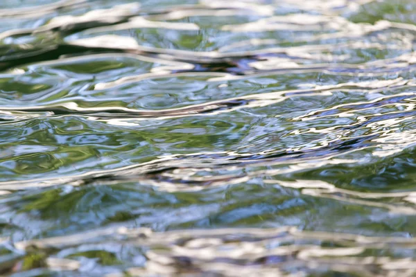 Abstract gekleurde oppervlak van het water — Stockfoto