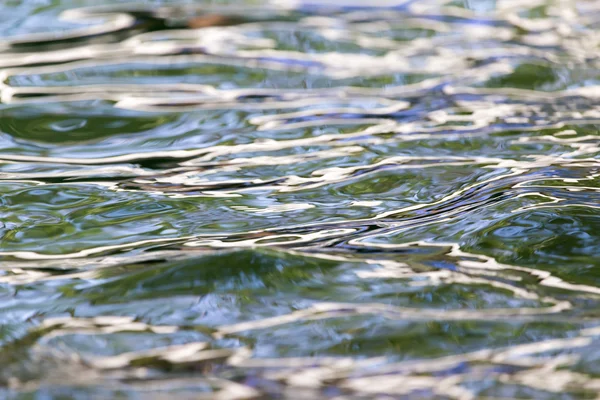 水の抽象的な着色された表面 — ストック写真