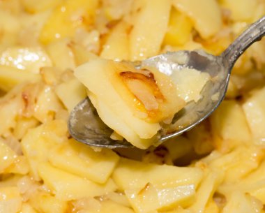 patates ve soğan arka plan olarak bir tavada