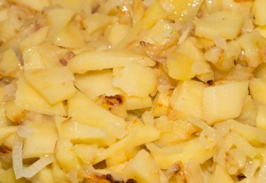 patates ve soğan arka plan olarak bir tavada