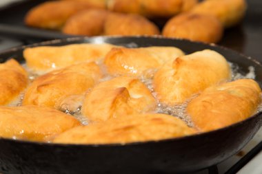 bir tavada kızarmış kek