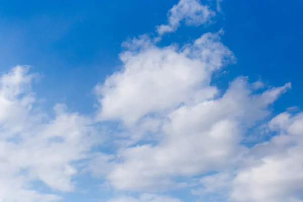 Nuvens bonitas em um céu azul — Fotografia de Stock