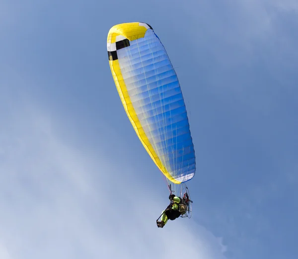 Paracaídas volando en el cielo — Foto de Stock