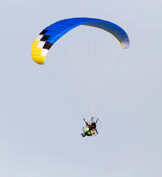 Fallskärm flyger i skyn — Stockfoto