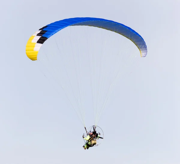 Parachute vliegen in de lucht — Stockfoto