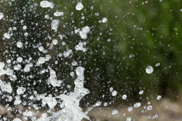 Agua áspera con salpicaduras en la naturaleza —  Fotos de Stock