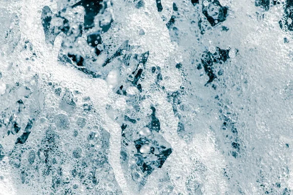 Agua áspera con salpicaduras en la naturaleza —  Fotos de Stock