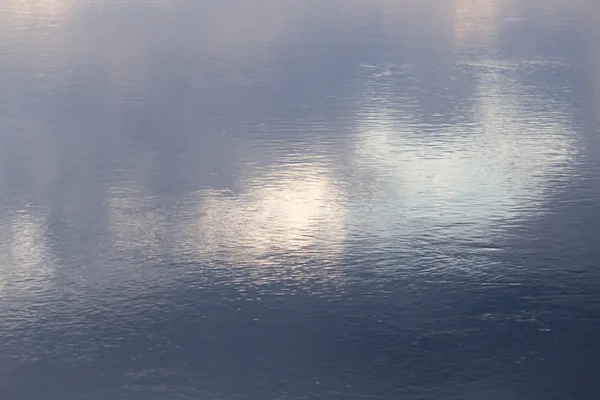 호수에 떠 있는 물의 넓은 공간을 배경으로 — 스톡 사진