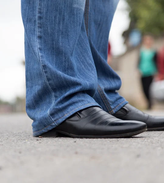 Mannelijke benen in jeans en schoenen — Stockfoto
