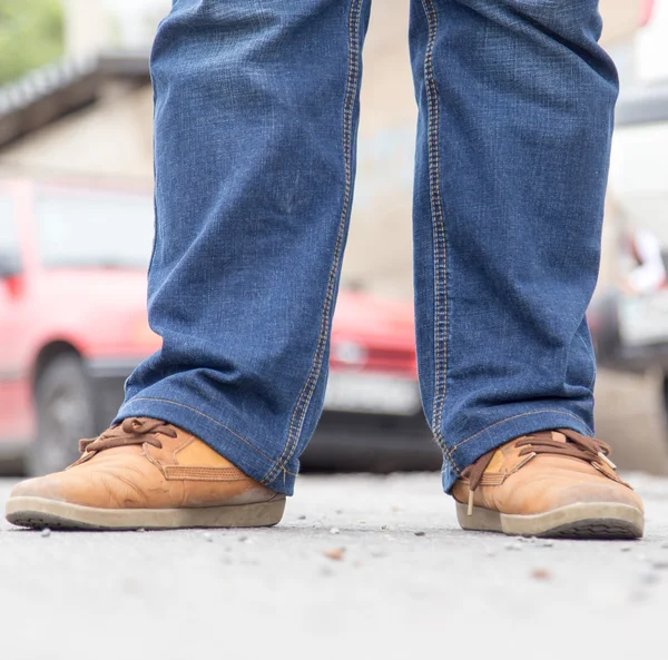 Mannelijke benen in jeans en schoenen — Stockfoto