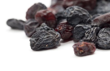 Arka plan olarak siyah kuru üzüm. Makro