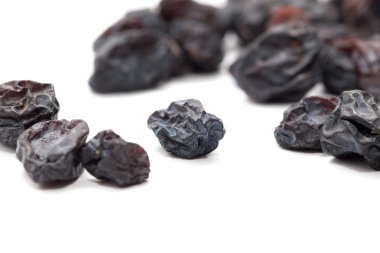 Arka plan olarak siyah kuru üzüm. Makro