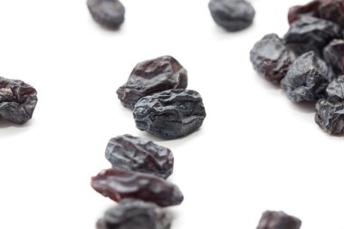 Arka plan olarak siyah kuru üzüm. Makro