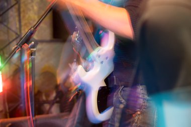 Sahne Alanı'nda agresif oyun gitar