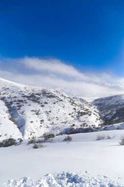 Güzel Tien-Shan dağları karda. Kışın