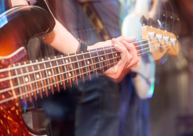 Sahne Alanı'nda agresif oyun gitar