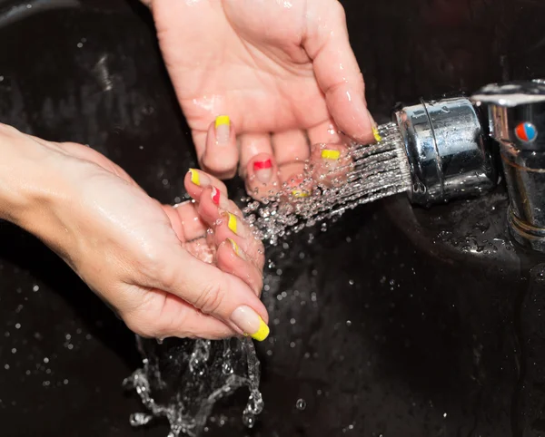 Lavaggio a mano in acqua — Foto Stock