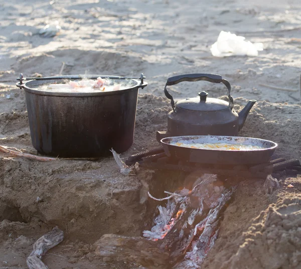 Cocina sobre la naturaleza de la estaca — Foto de Stock