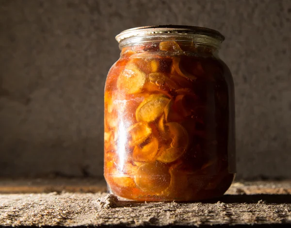 Vieille banque avec confiture au sous-sol dans l'obscurité — Photo