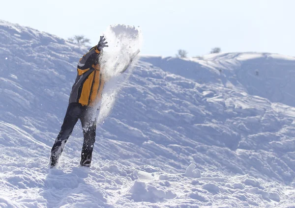 El hombre lanza nieve — Foto de Stock