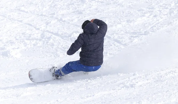 Menschen beim Skifahren im Schnee — Stockfoto
