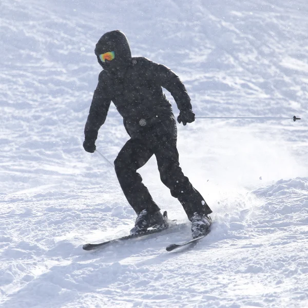 雪の中でスキーの人々 — ストック写真