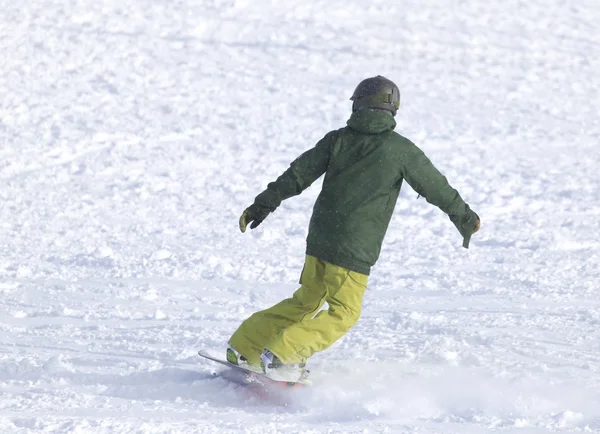 Persone che sciano sulla neve — Foto Stock