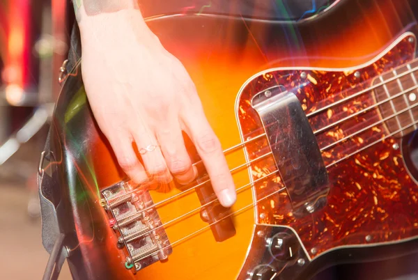 Sahne Alanı'nda agresif oyun gitar