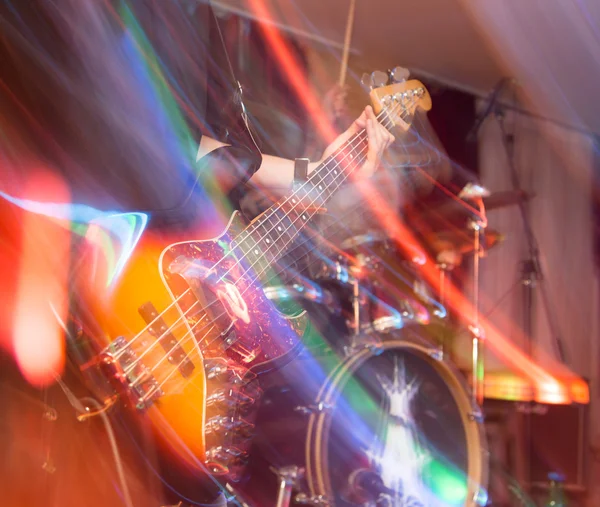 Guitarra agresiva en el escenario — Foto de Stock