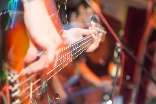 Aggressivt spel gitarr på scen — Stockfoto