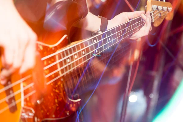 Sahne Alanı'nda agresif oyun gitar