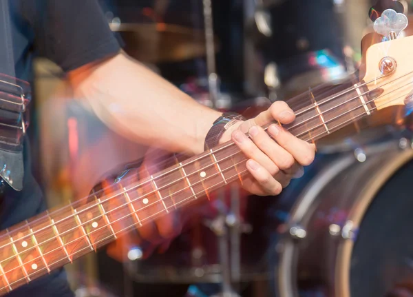 Sahne Alanı'nda agresif oyun gitar
