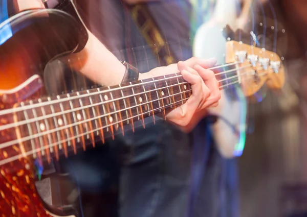 Aggressivt spel gitarr på scen — Stockfoto