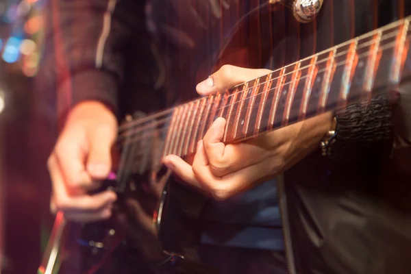 Guitarra agresiva en el escenario Imágenes De Stock Sin Royalties Gratis