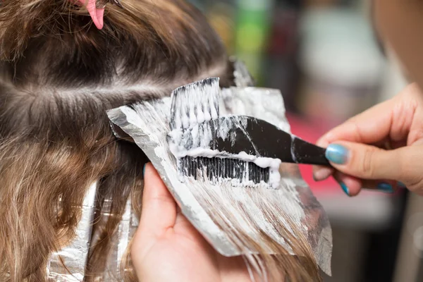 Väva hår i en skönhetssalong — Stockfoto