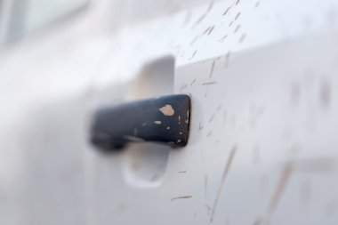 Beyaz araba üzerinde kir