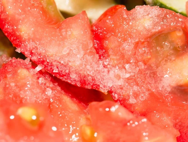 Skär tomaterna i skålen — Stockfoto