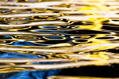 Arkaplan olarak suyun renkli yüzeyi