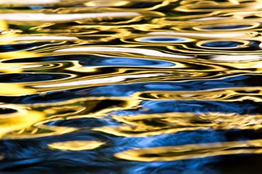 Arkaplan olarak suyun renkli yüzeyi