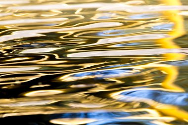 Arkaplan olarak suyun renkli yüzeyi