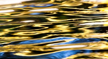 Arkaplan olarak suyun renkli yüzeyi